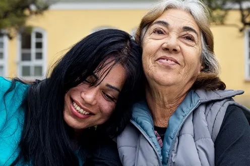 Cuidadoras: el documental de inclusión laboral, diversidad y vejez se presenta gratis en Ramos Mejía