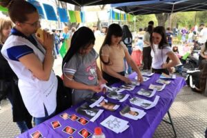 Cientos de niñas, niños y jóvenes juntos en la Plaza por los Derechos de la Niñez