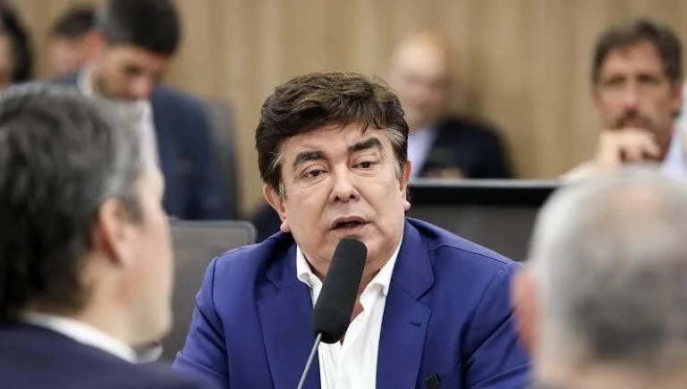 "La crueldad no es un mérito": Fernando Espinoza cruzó a Javier Milei luego de que el Presidente cuestionara a quienes no llegan a fin de mes.